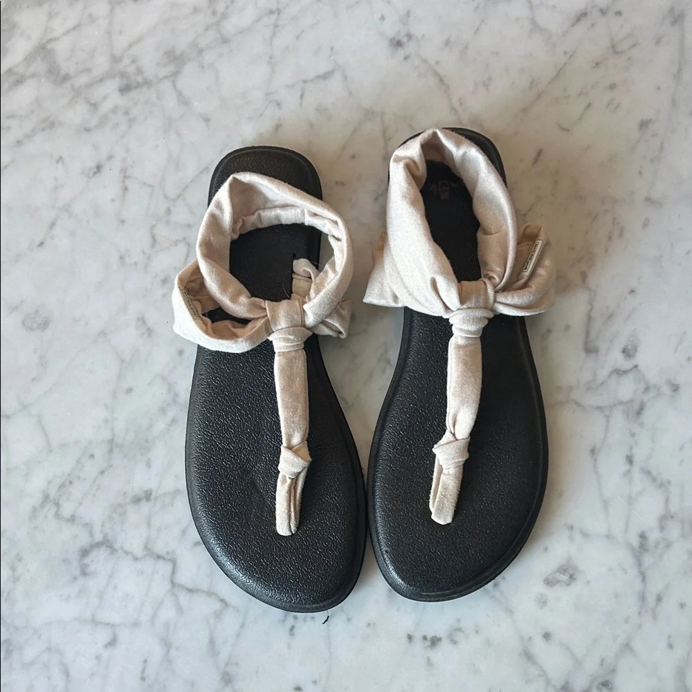 Sanuk Women’s Black Sandals with Cream Knotted Straps size 7